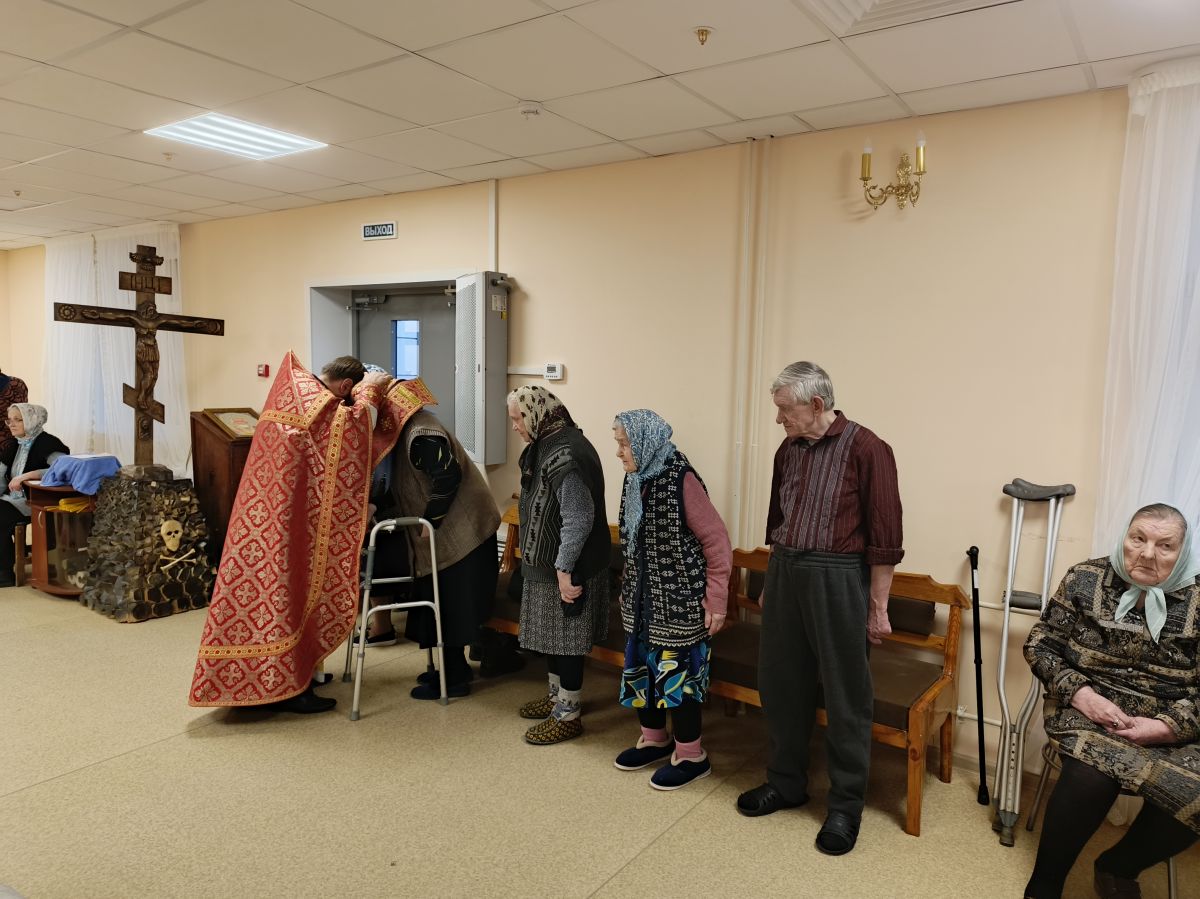 Сегодня в молельной комнате Ичалковского дома-интерната Литургию служил иерей Владимир Курбетов